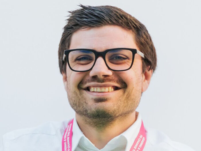 Rune Alexander ser i kamera og smiler