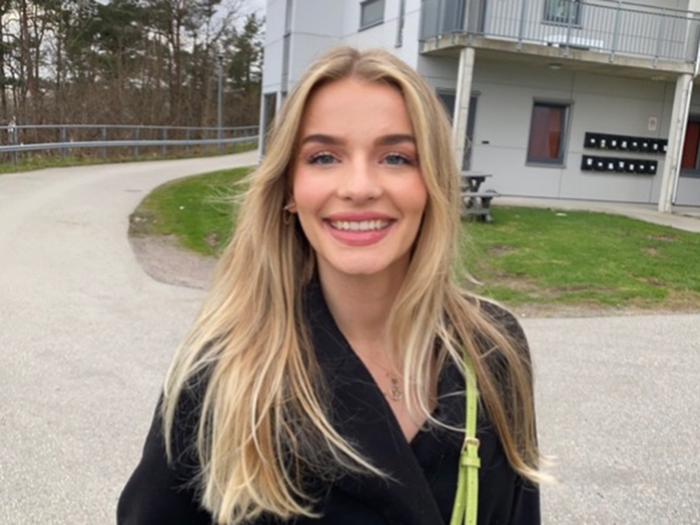 Lea ser inn i kamera og smiler