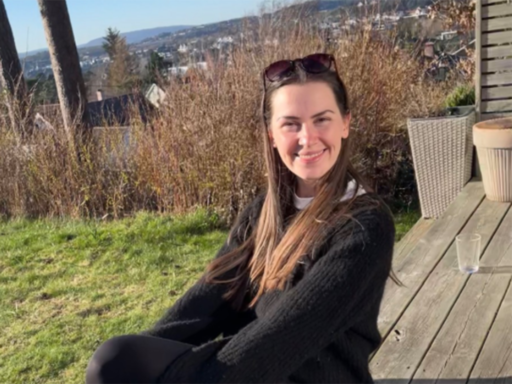 Kristina ser inn i kamera og smiler