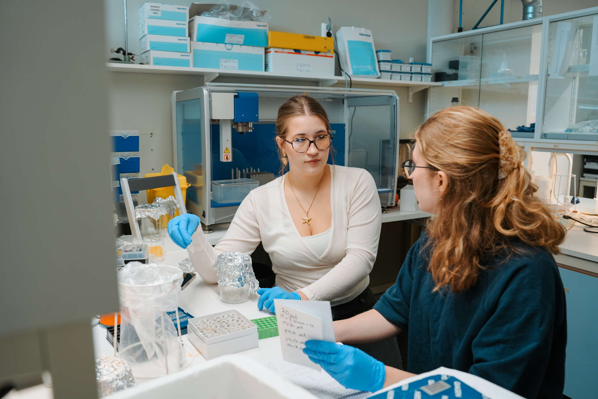 Studenter i en lab