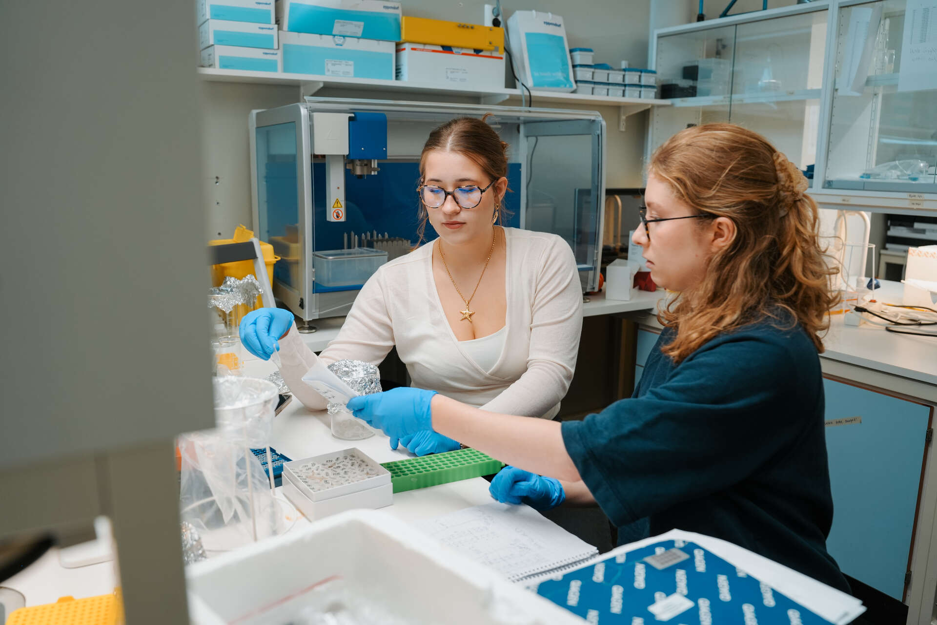 kvinnelige studenter på lab