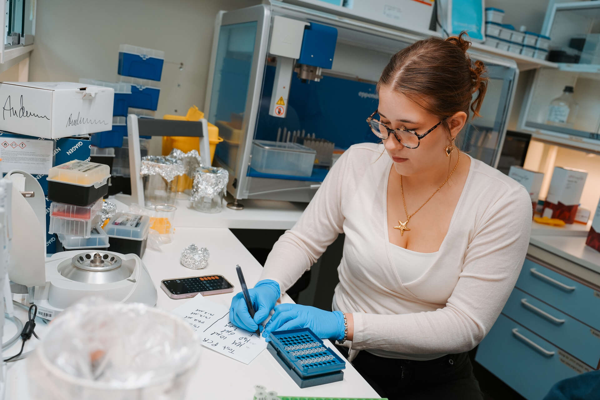 kvinnelig student på lab