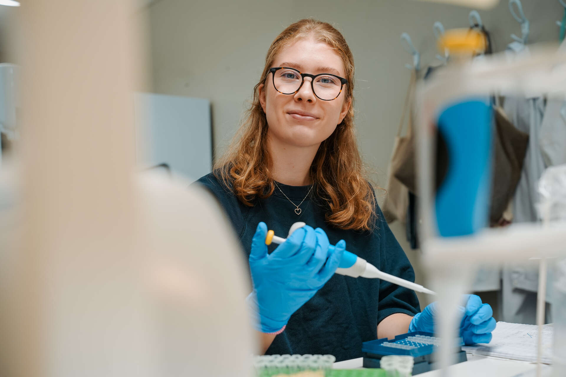 kvinnelig student på biologi
