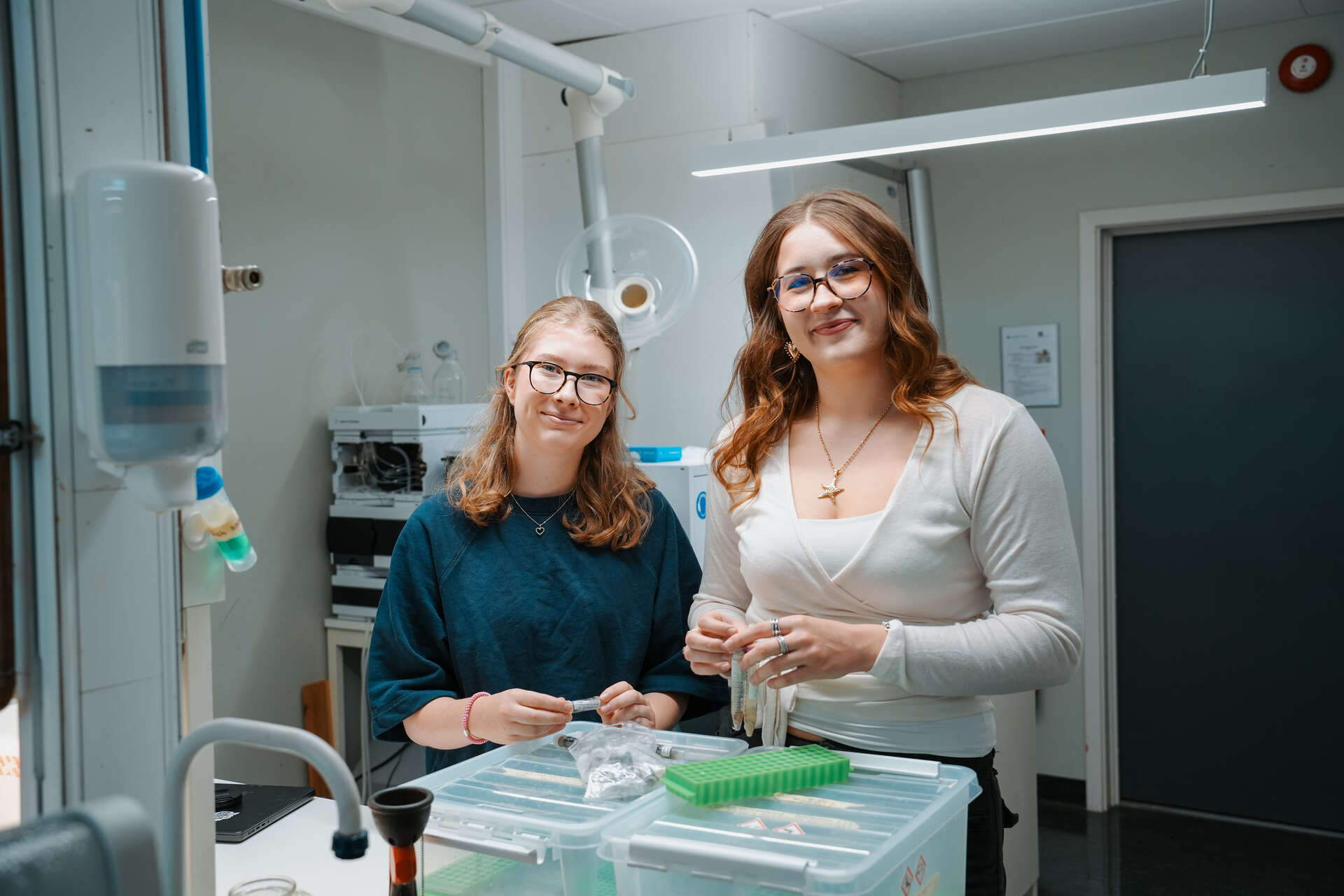 jenter, briller, lab