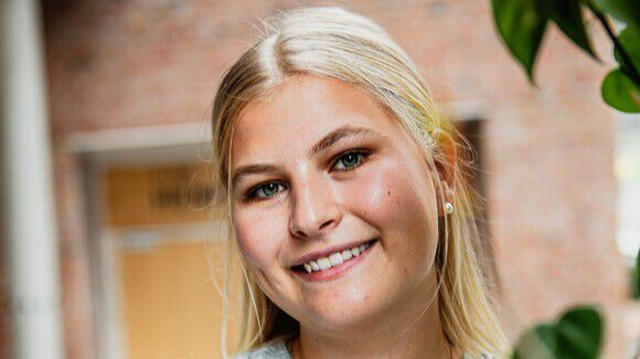 Bildet kan inneholde: person, nese, ansikt, smil, hud.