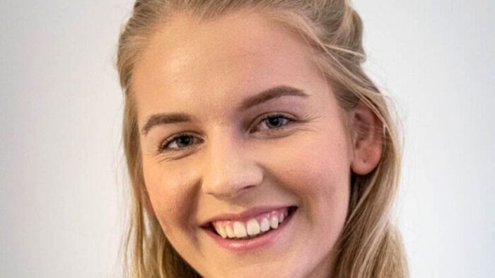 Portrett av en kvinne med blondt hår og svart genser