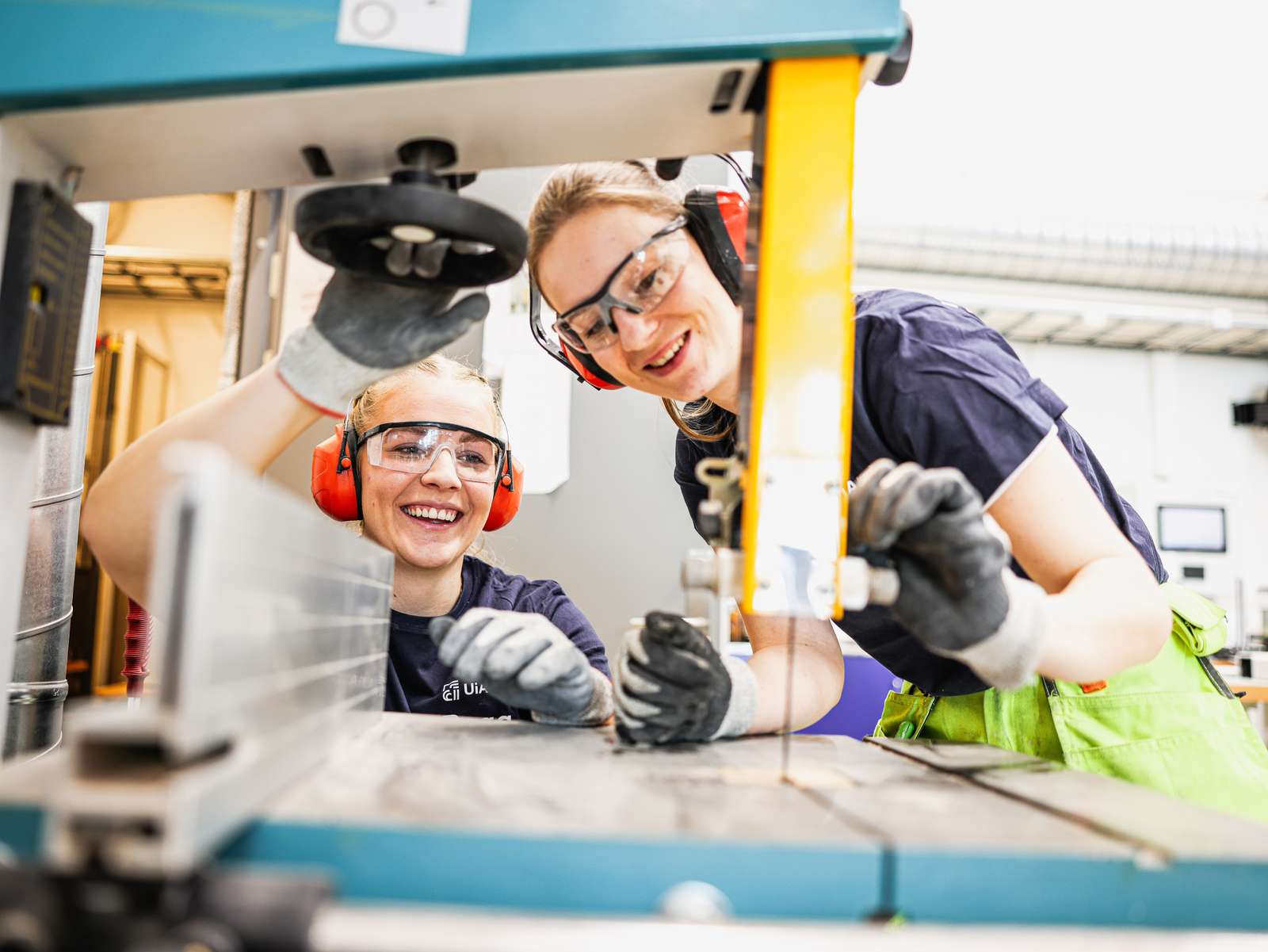To studenter som bruker en sag
