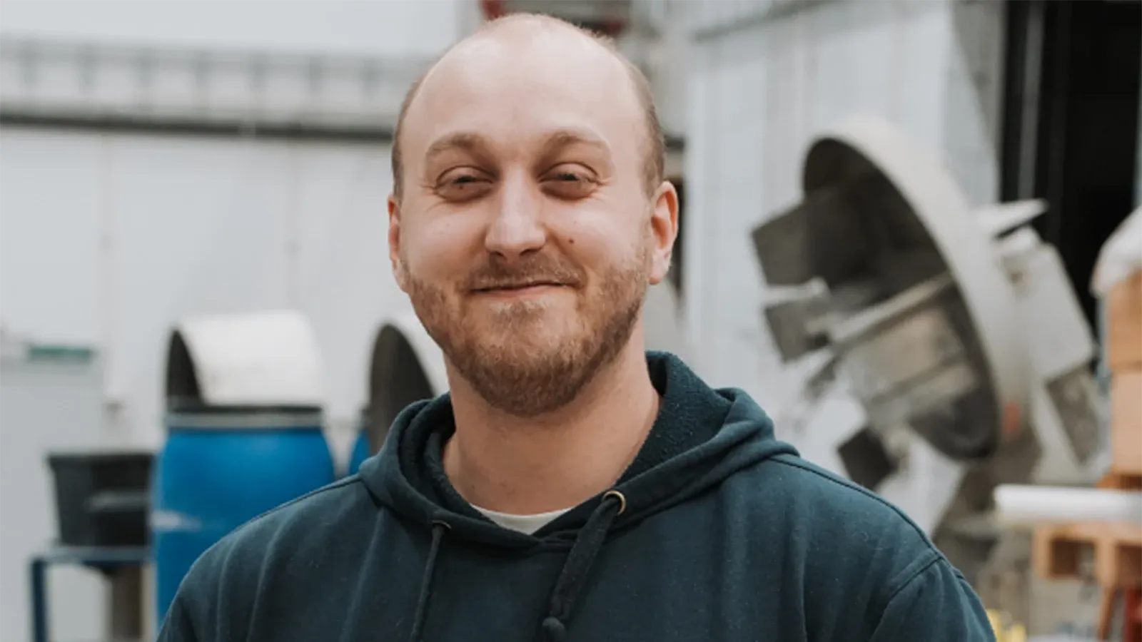 Bildet kan inneholde: person, nese, hår, smil, kinn.