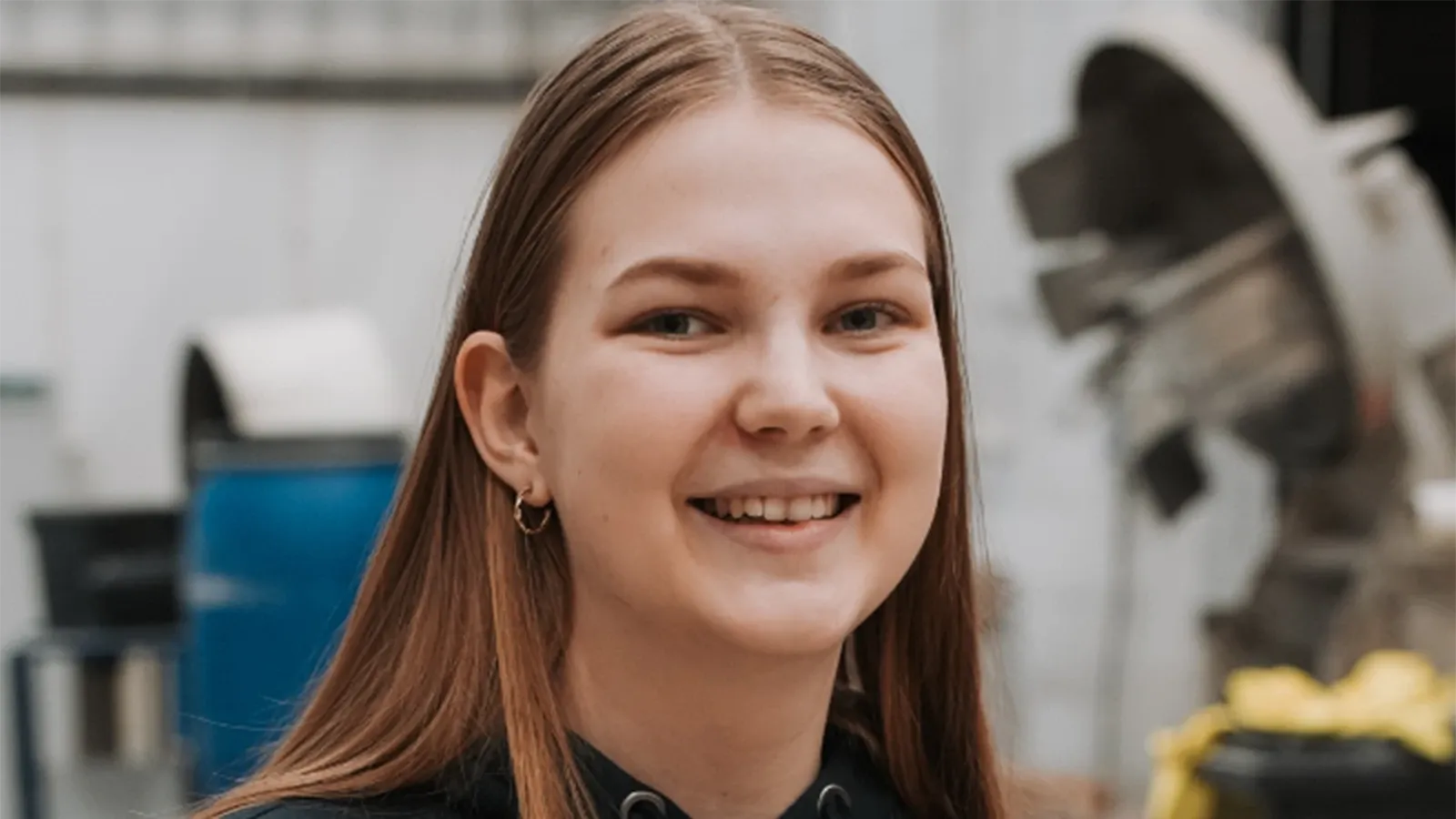 Bildet kan inneholde: person, nese, hår, smil, kinn.