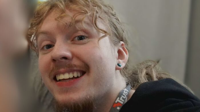 Portrett av en mann med kort hår og strippete skjorte