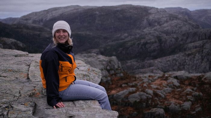Portrett av en mann med kort hår og strippete skjorte
