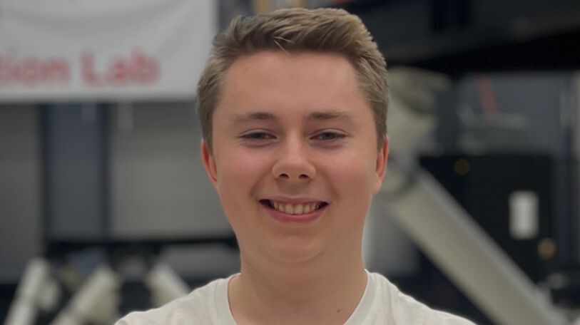 Bildet kan inneholde: person, nese, hår, smil, kinn.