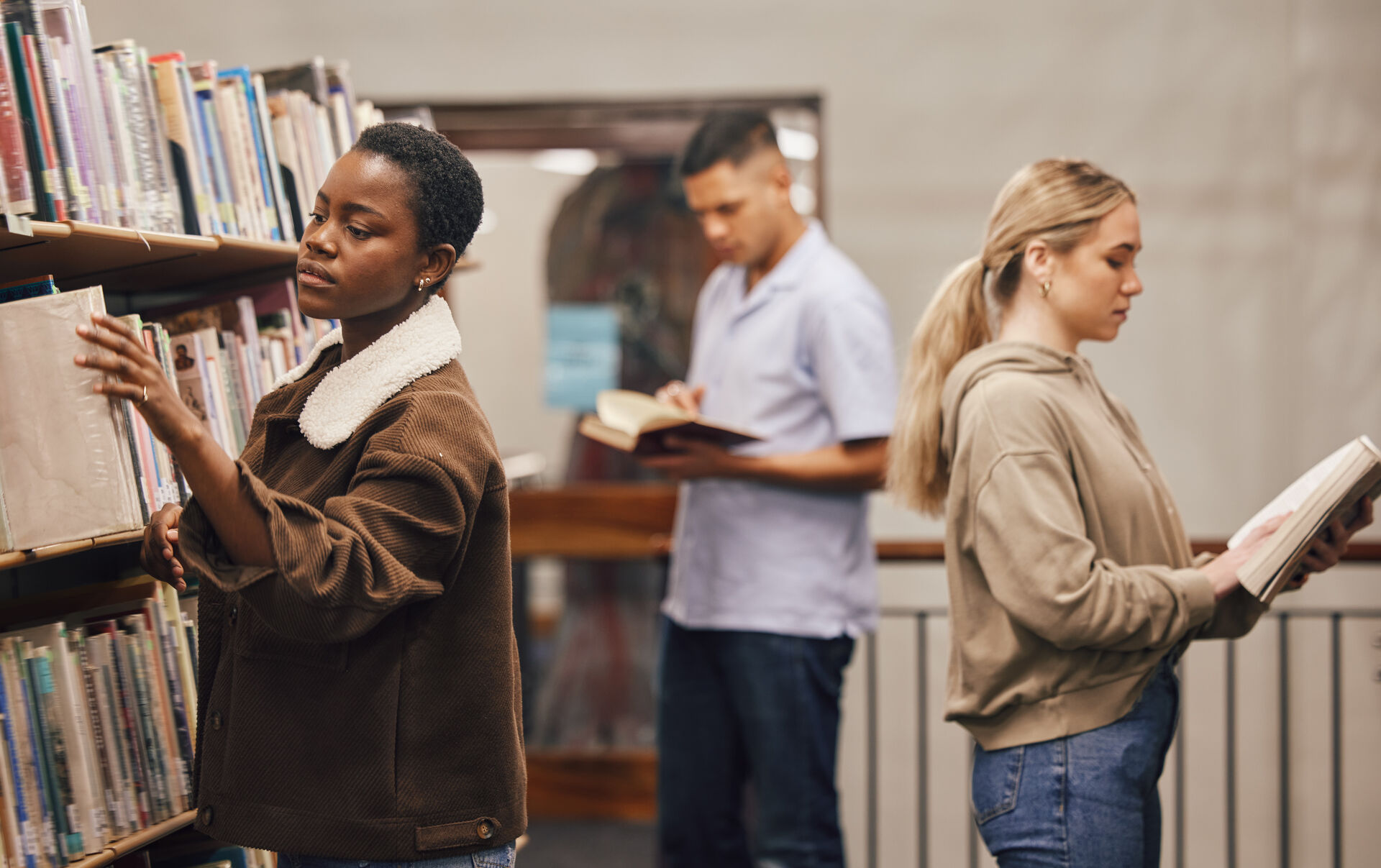 Studenter på biblioteket
