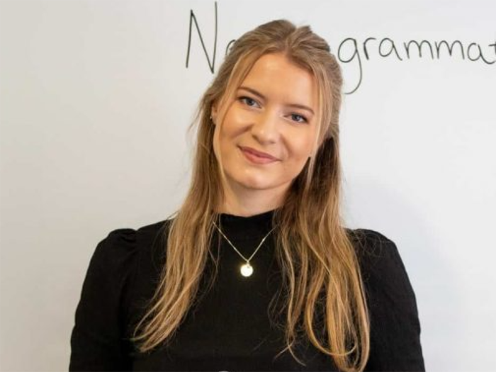 Yvonne ser inn i kamera og smiler