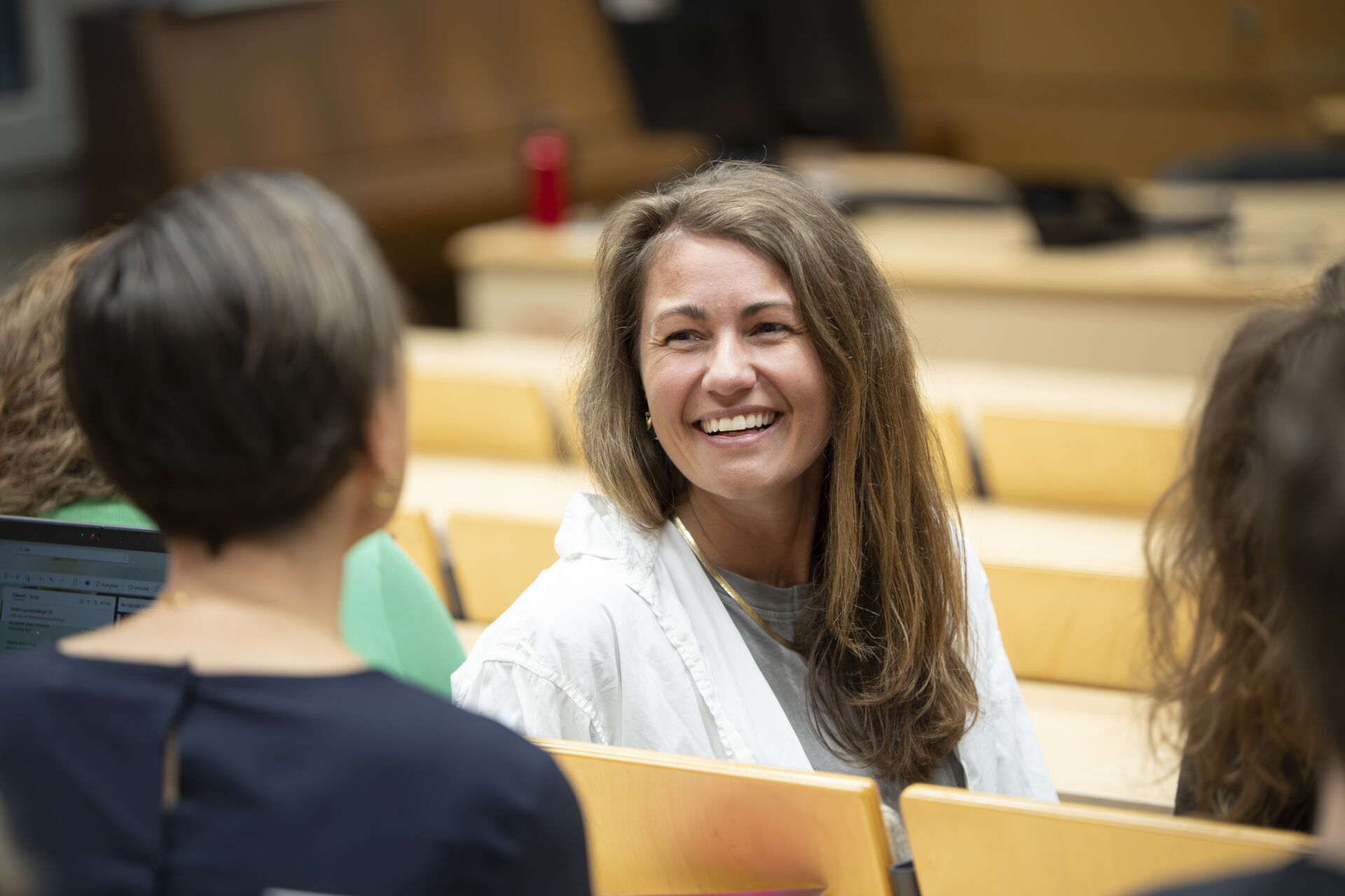 Smilende kvinne