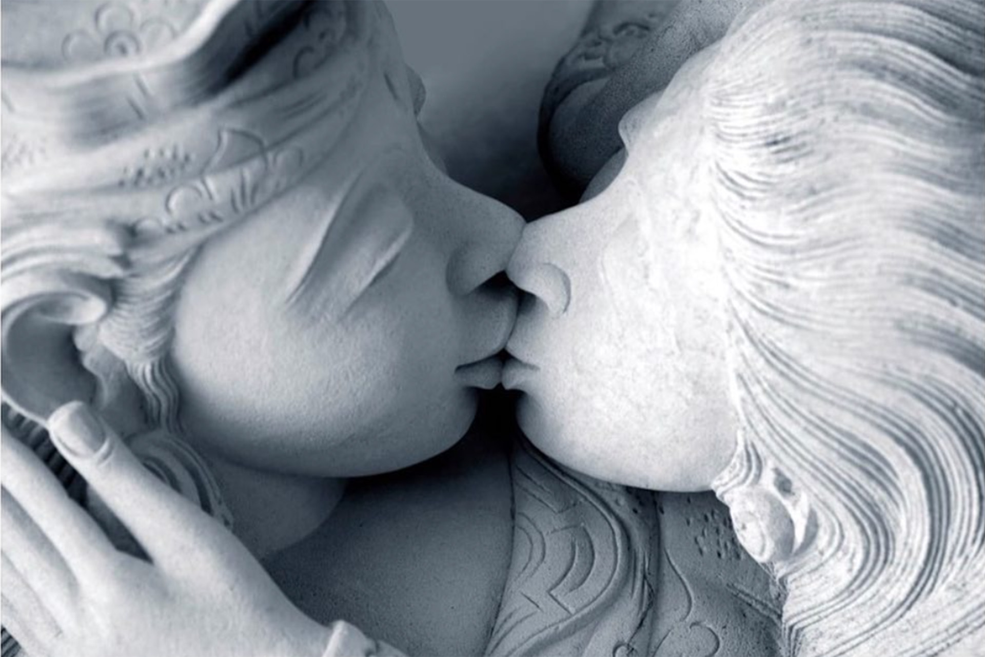 Bilde av to statuer som kysser