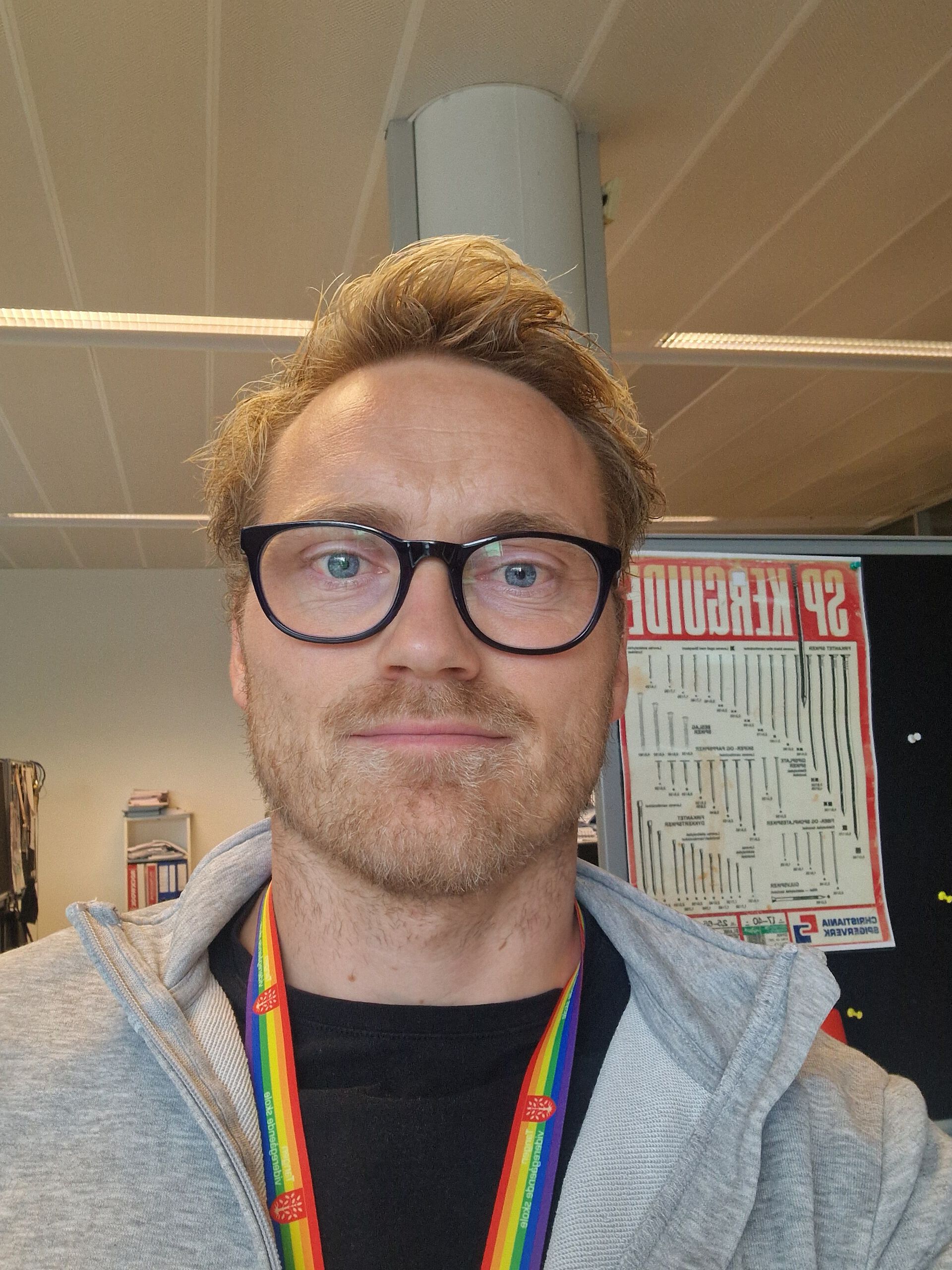 Marius ser i kamera og smiler