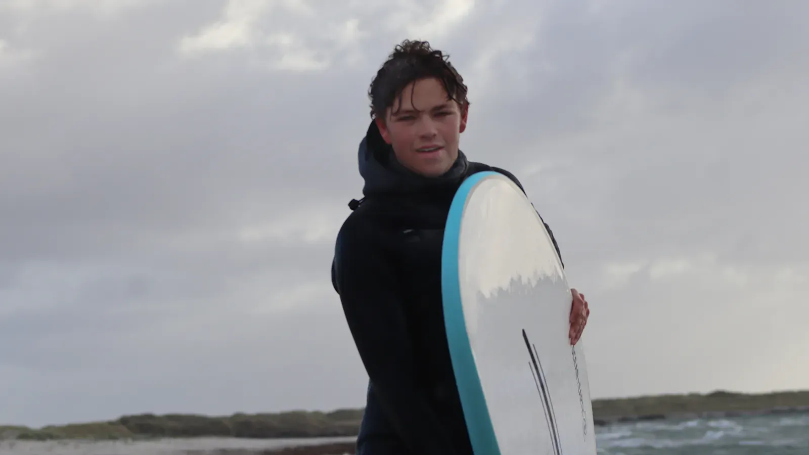 Bildet kan inneholde: surfing - utstyr og forsyninger, surfebrett, liste over overflatevannsporter, vannsport, personlig verneutstyr.