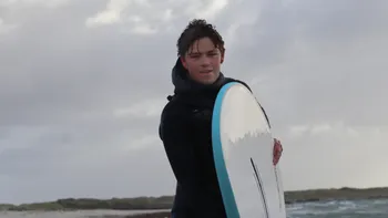 Bildet kan inneholde: surfing - utstyr og forsyninger, surfebrett, liste over overflatevannsporter, vannsport, personlig verneutstyr.