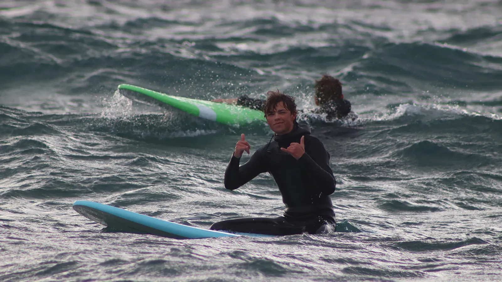 Bildet kan inneholde: brettsport, surfing - utstyr og forsyninger, surfebrett, vannsport, væske.