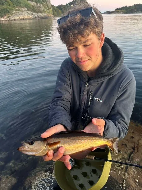 Bildet kan inneholde: fisk, smil, rekreasjon, fisker, båt.