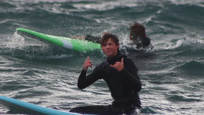 Bildet kan inneholde: brettsport, surfing - utstyr og forsyninger, surfebrett, våtdrakt, liste over overflatevannsporter.