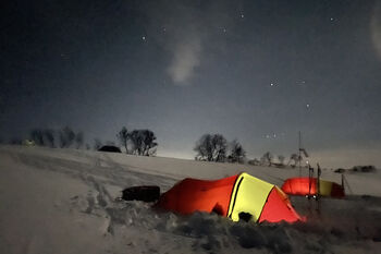 Bildet kan inneholde: vinter, camping, telt, geologisk fenomen, snø.