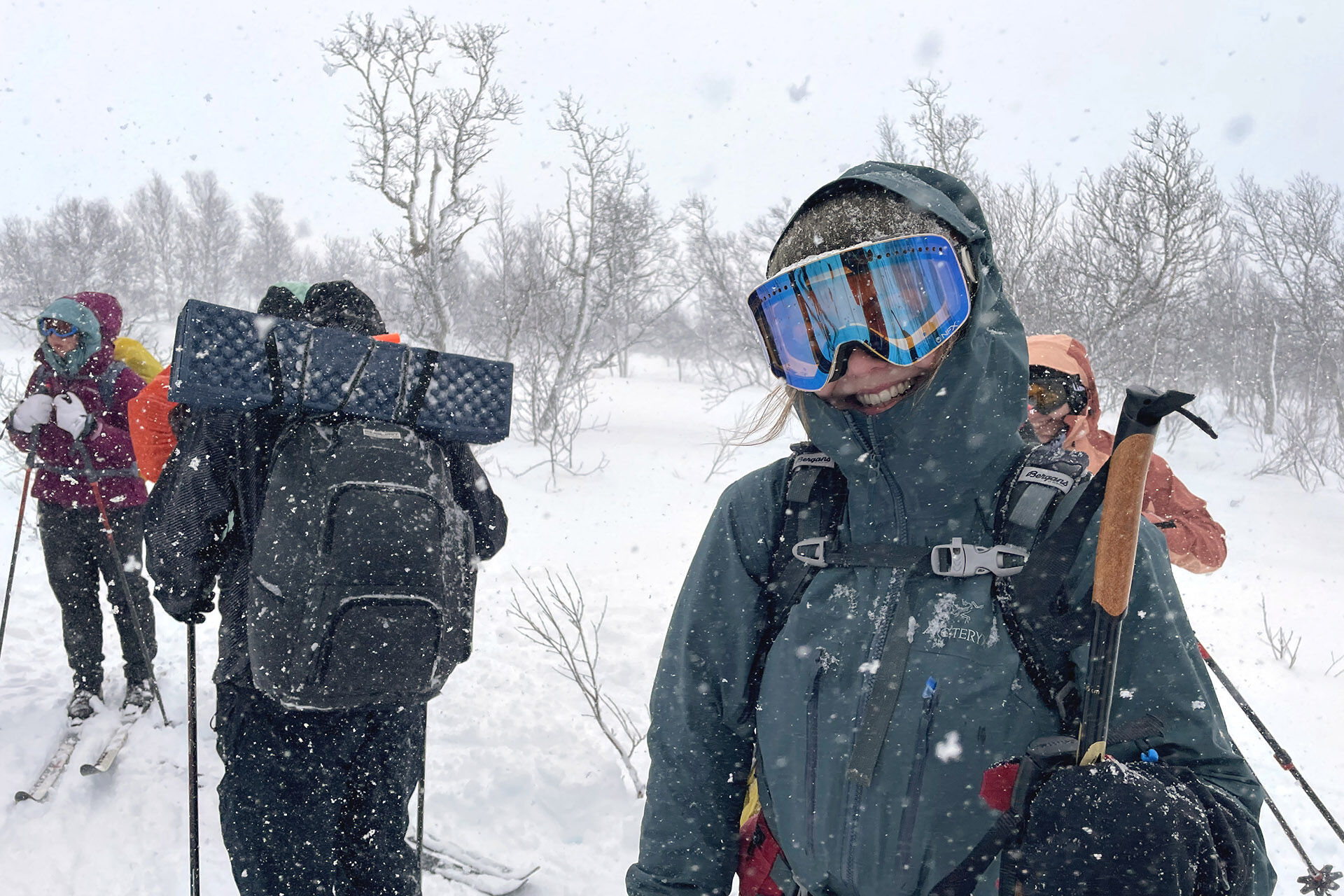 Bildet kan inneholde: snø, vinter, ryggsekk, rekreasjon, jakke.