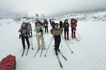 Bildet kan inneholde: skifelt, ski utstyr, snø, vintersport, eventyr.