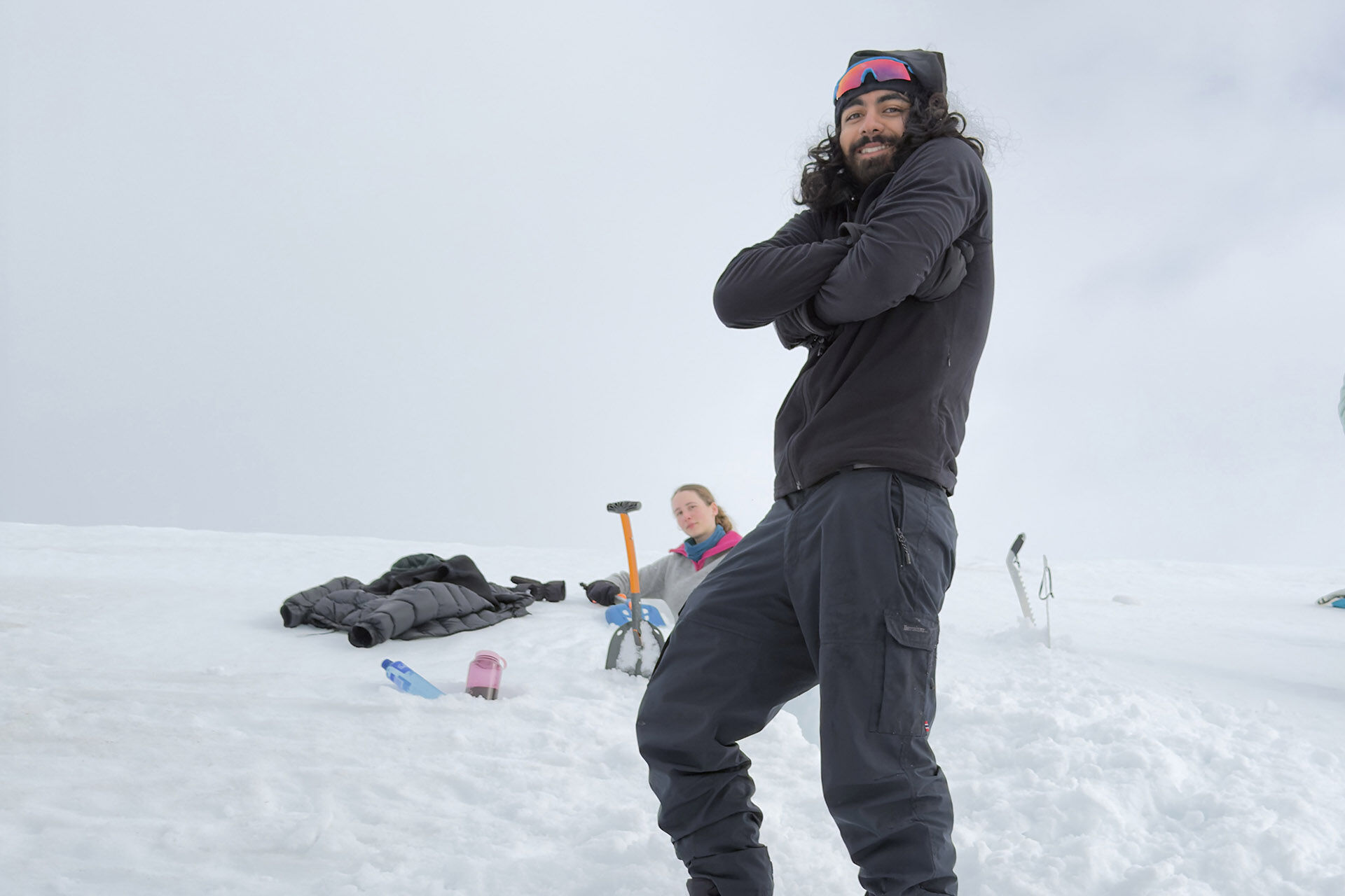 Bildet kan inneholde: vinter, snø, bukse, rekreasjon, jakke.