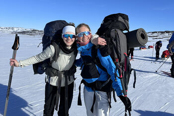 Bildet kan inneholde: ryggsekk, snø, eventyr, bag, fjellbestiger.