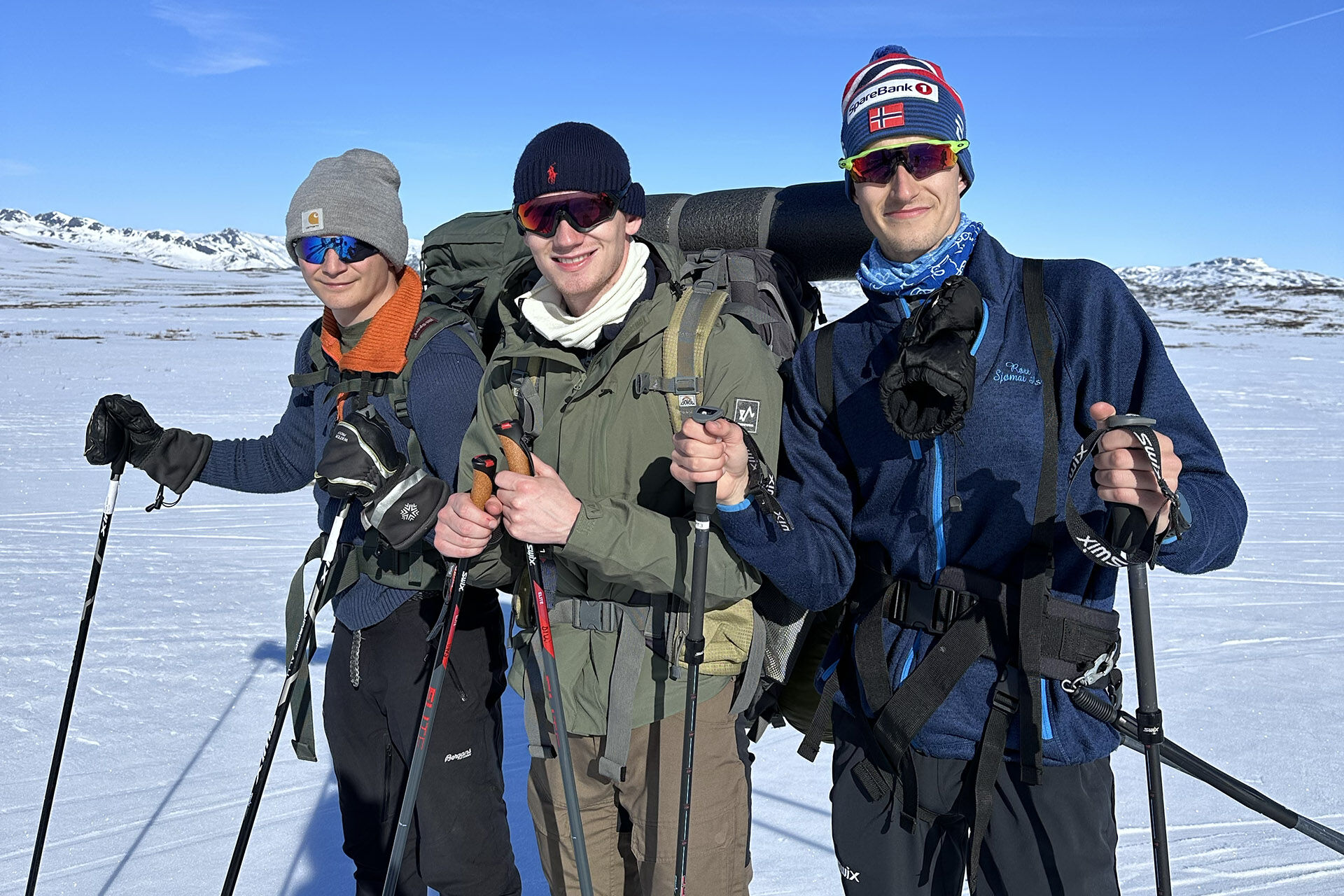 Bildet kan inneholde: fjellrike landformer, ryggsekk, ski utstyr, fjellbestiger, skifelt.