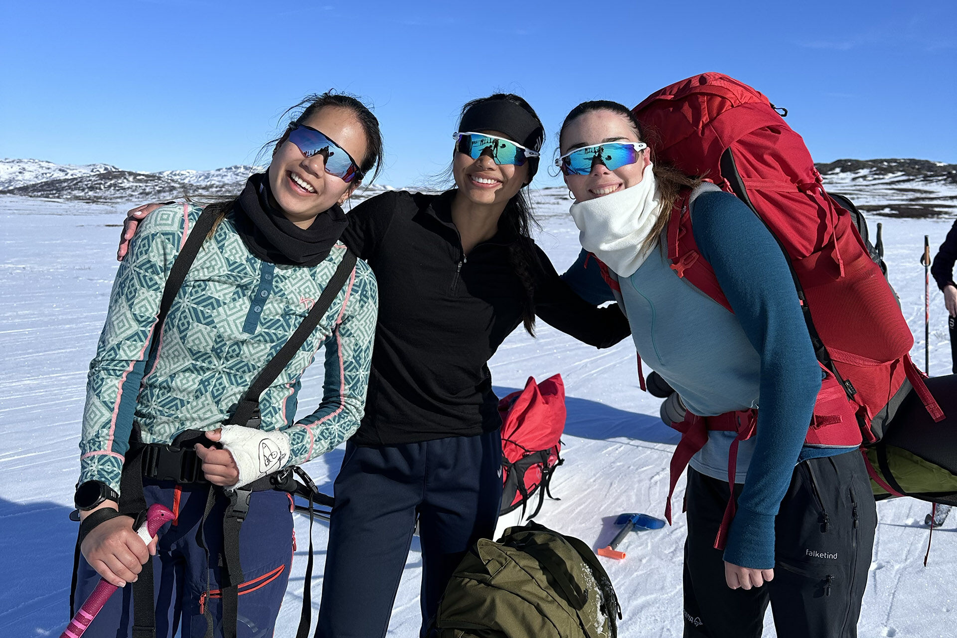 Bildet kan inneholde: smil, vinter, lykke, rekreasjon, eventyr.