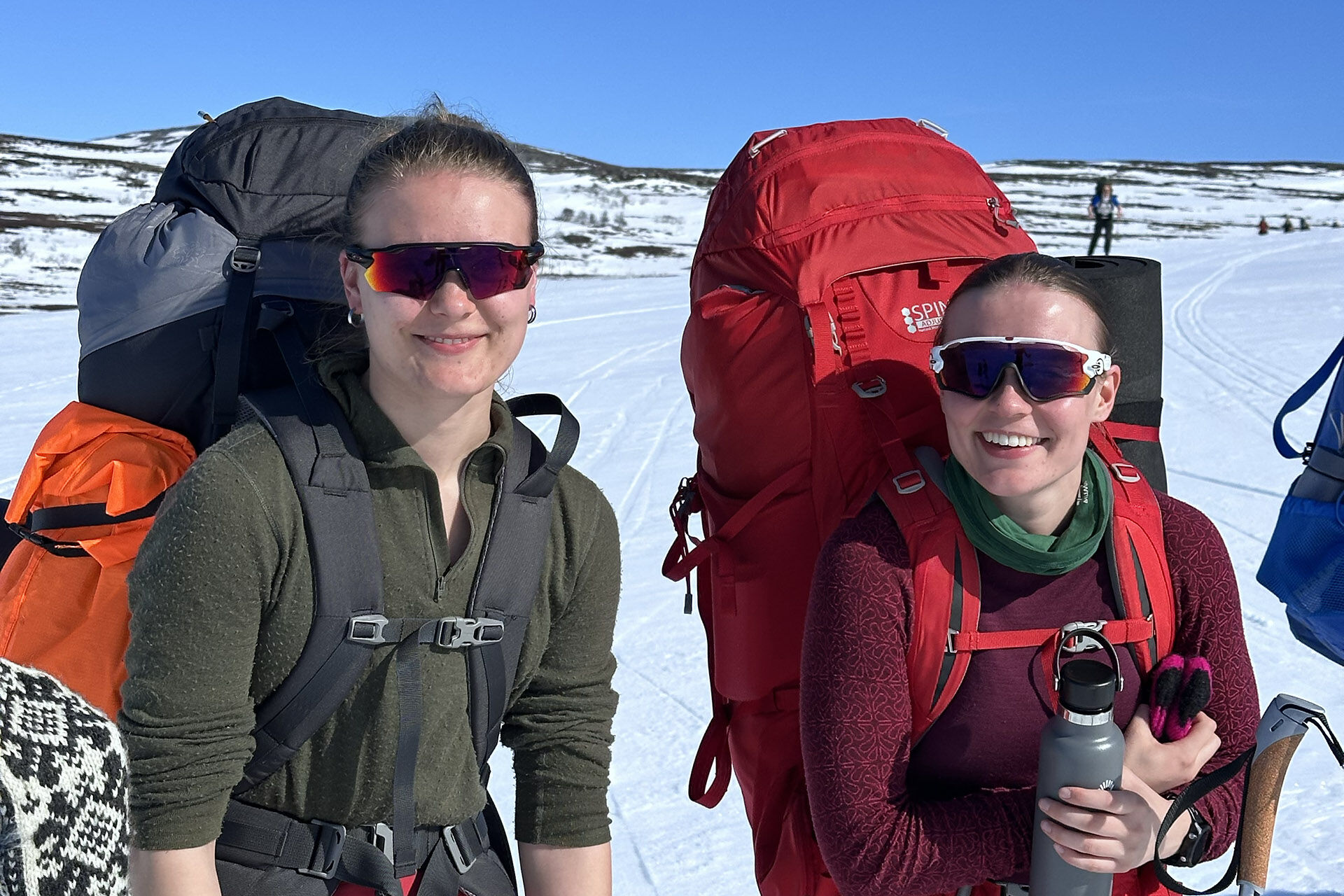 Bildet kan inneholde: bag, smil, ryggsekk, eventyr, bagasje og vesker.