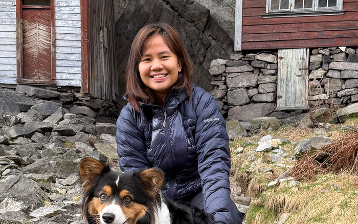 Edlynne ser i kamera og smiler