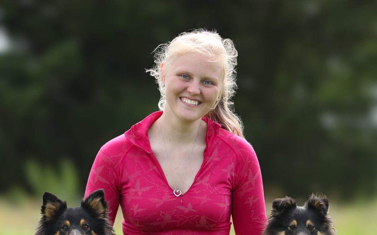 Trine Lofthus ser i kamera og smiler