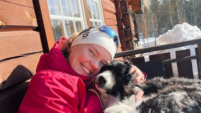 Bildet kan inneholde: hund, smil, vinter, kjøttetere, moro.