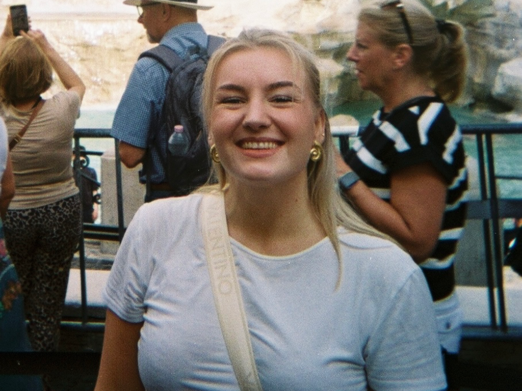 Susanna ser inn i kamera og smiler