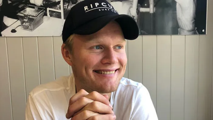 Bildet kan inneholde: kinn, øyenbryn, smil, lykke, munn.