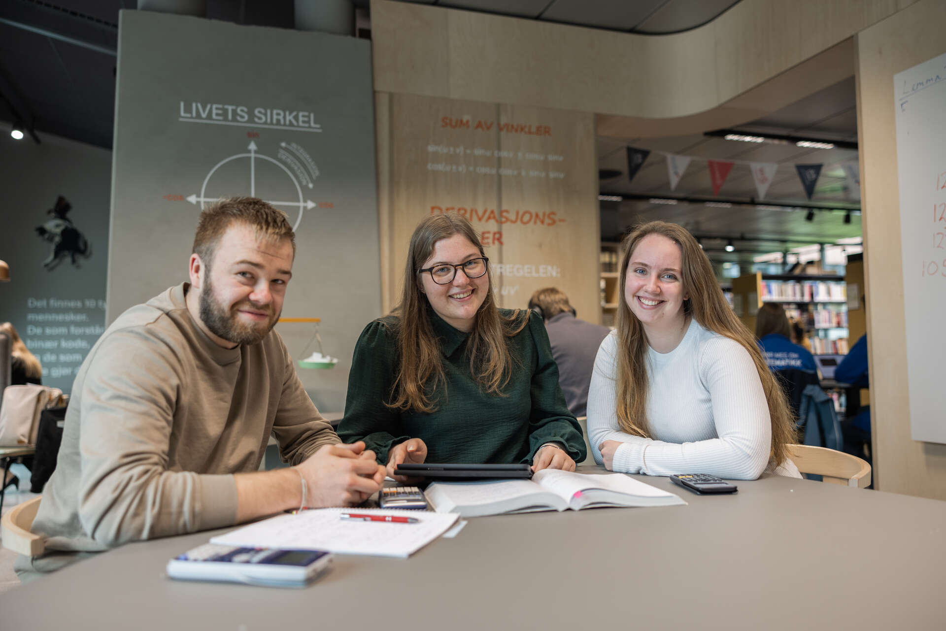 Studenter jobber med matteoppgaver