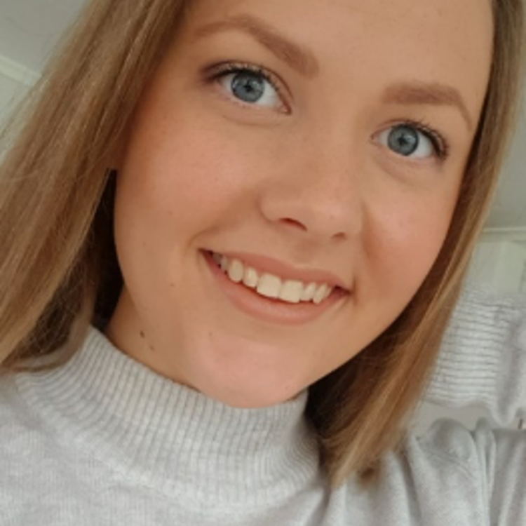 Bildet kan inneholde: panne, nese, smil, kinn, hud.