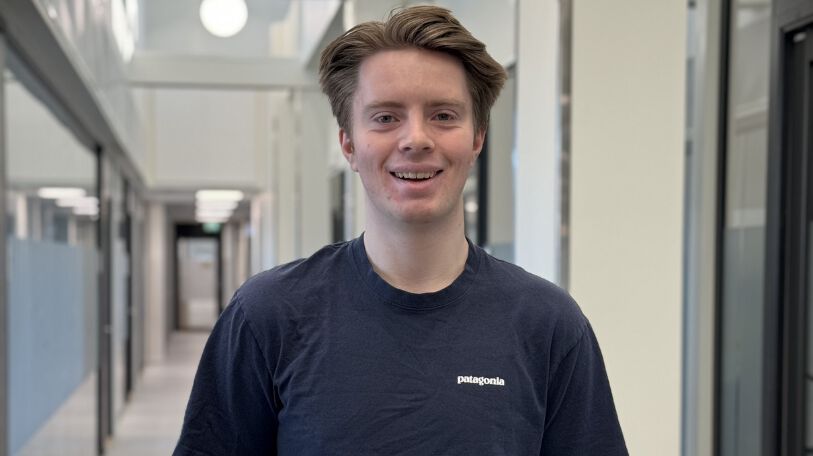 Bildet kan inneholde: person, nese, hår, smil, kinn.