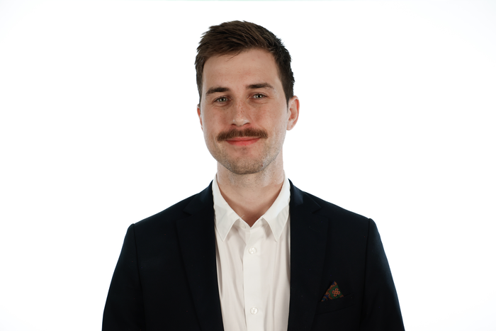 Pål ser inn i kamera og smiler
