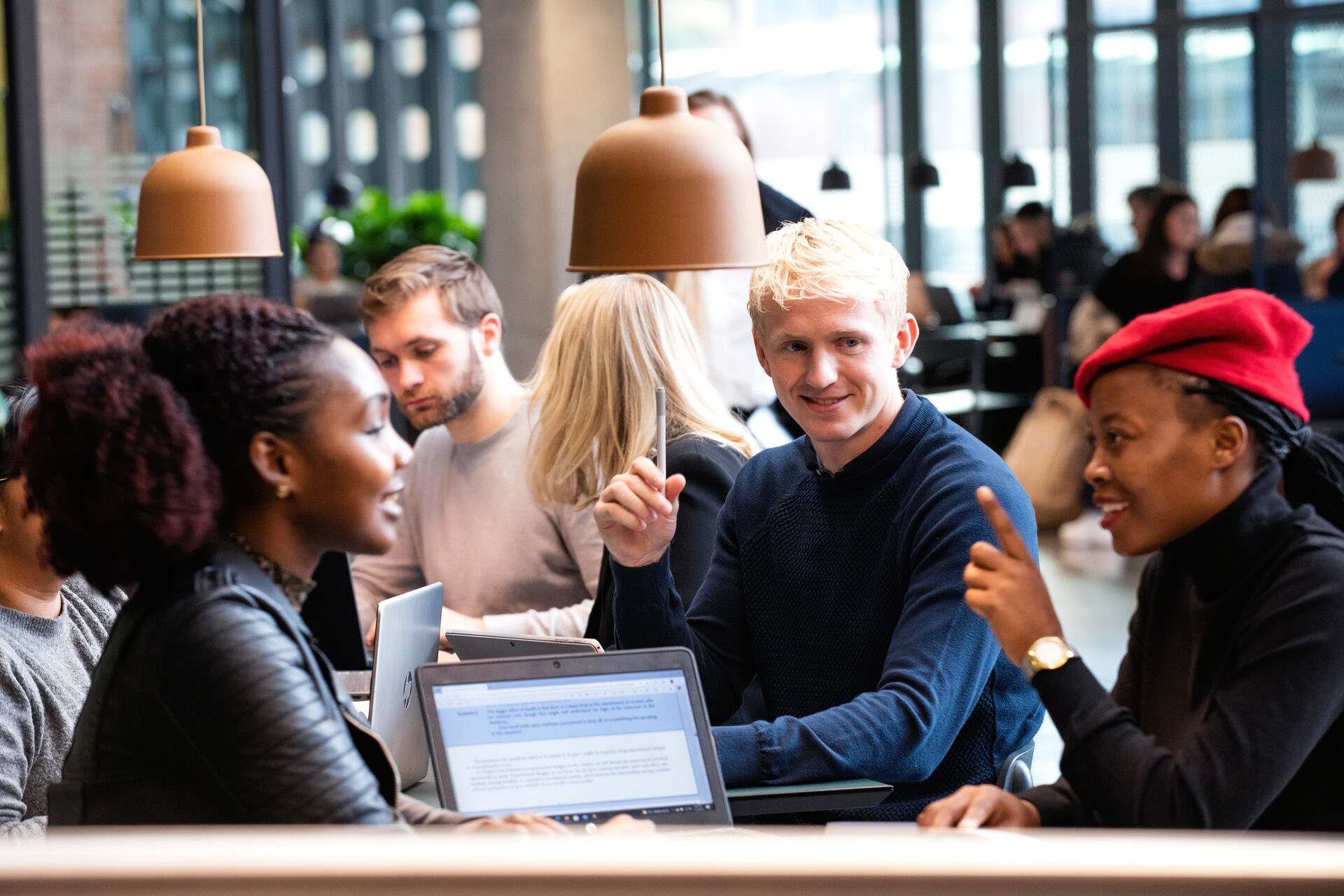 Studenter som jobber sammen rundt et bord