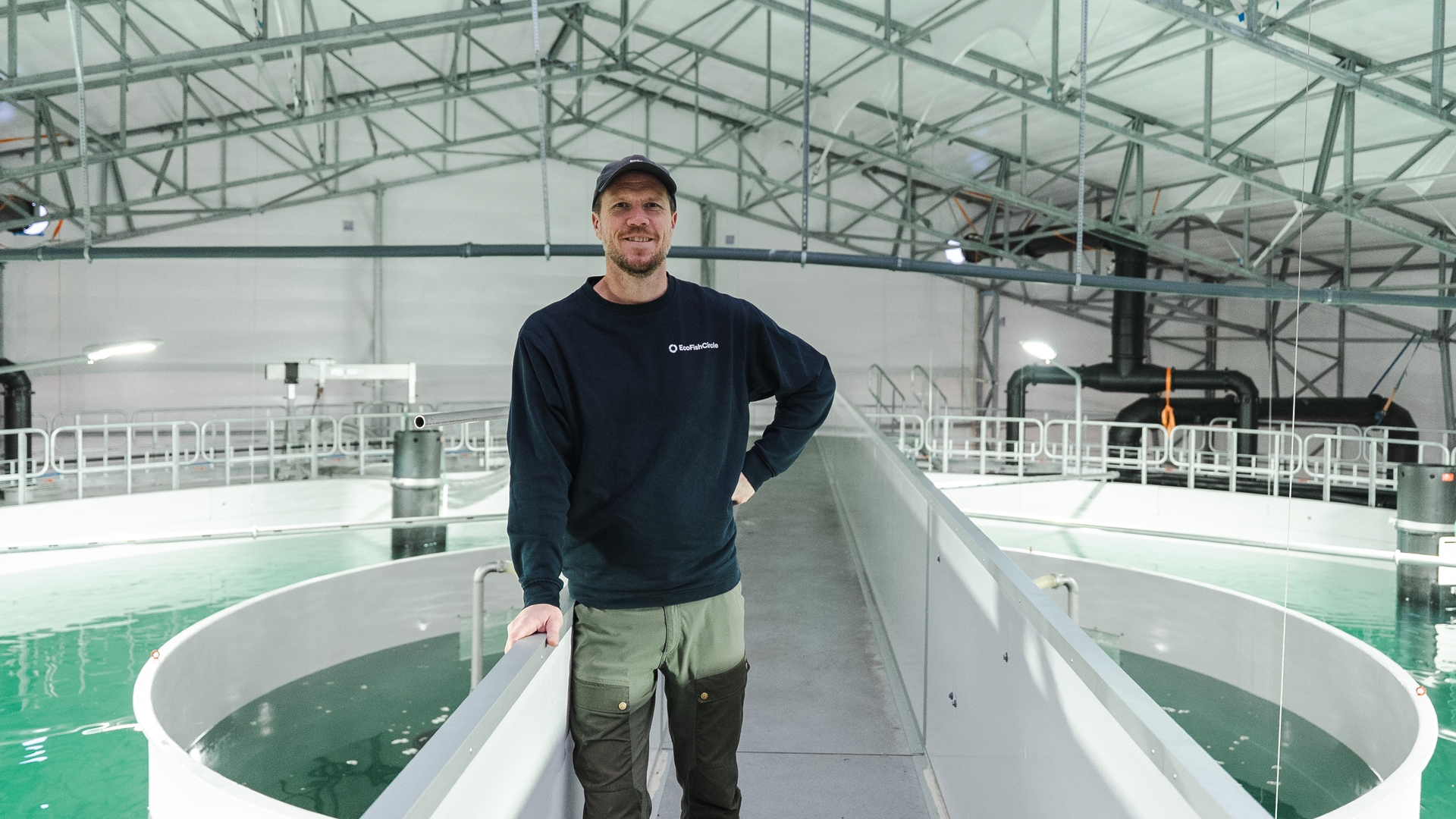 Stian står inne i et industriområde