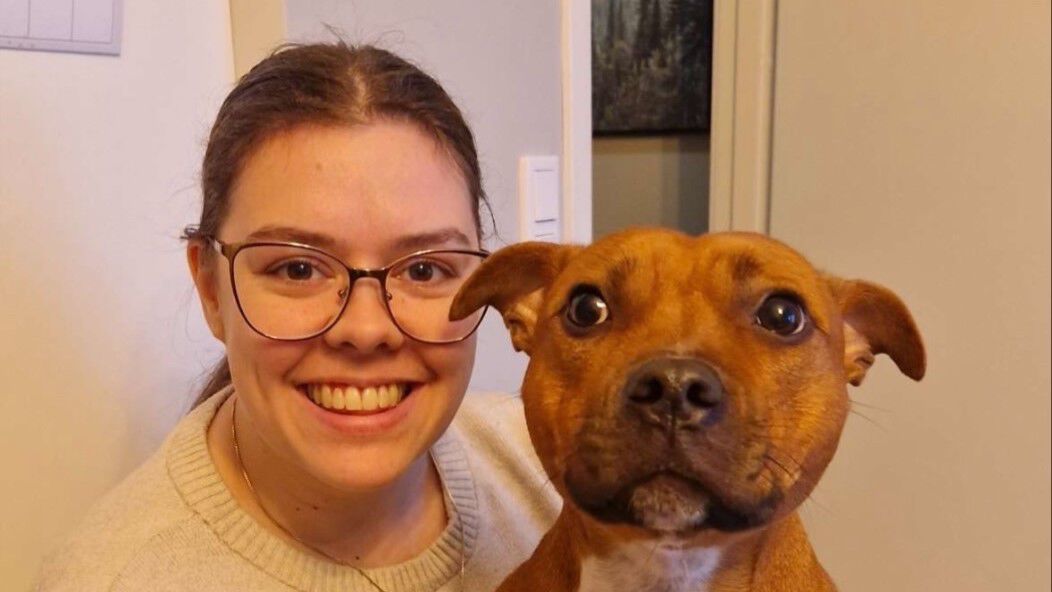 Camilla sammen med hunden sin