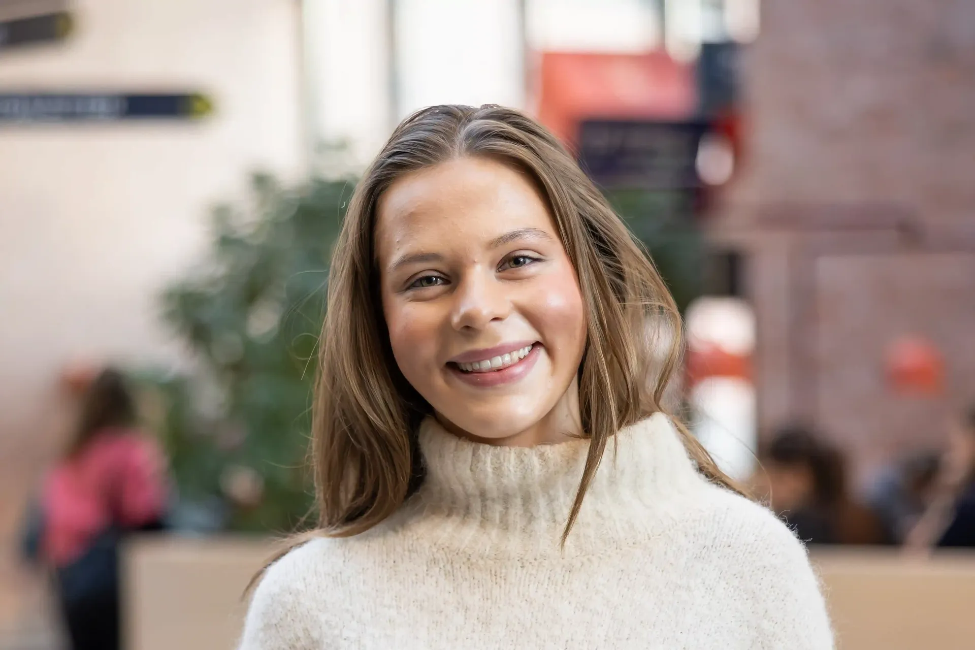 Bildet kan inneholde: person, smil, hake, kinn, øyenbryn.