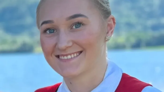 Portrett av en kvinne med blondt hår og bunad