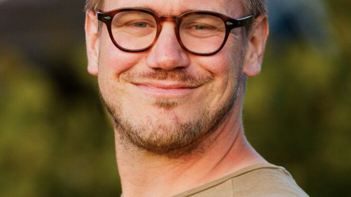 Profilfoto av mann med briller