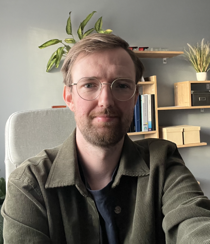 Profilfoto av mann med briller